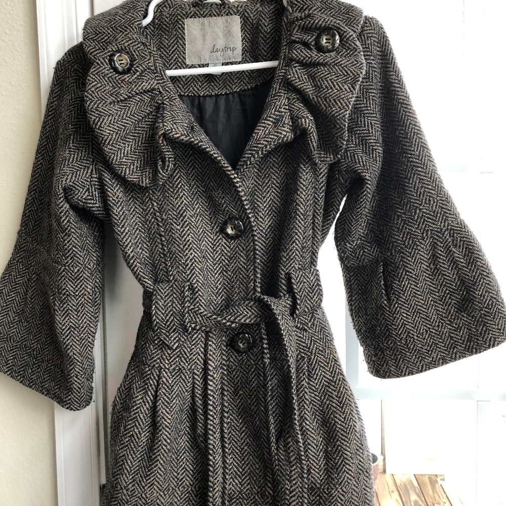 Jacket with cinched waits and statement collar